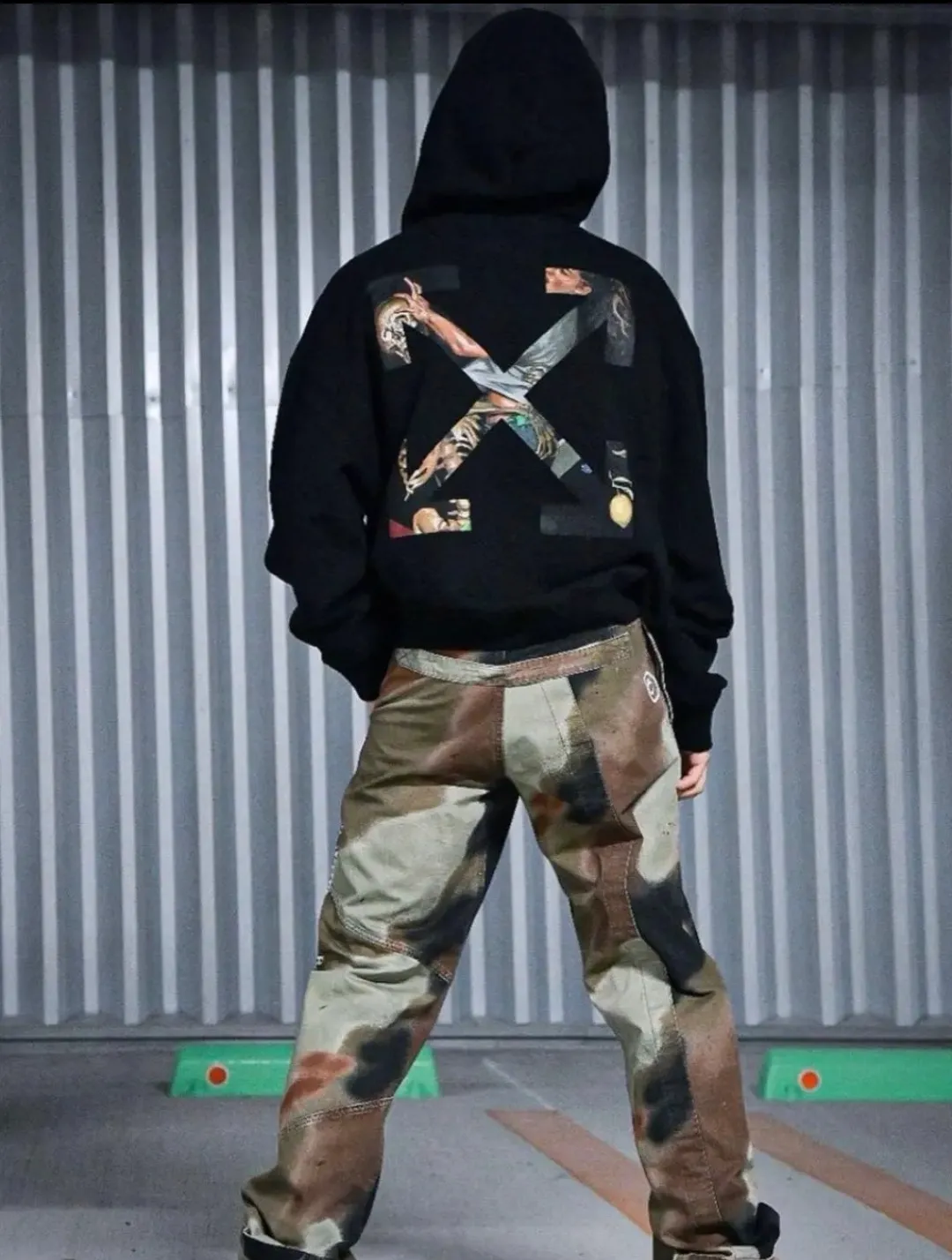 ♻️💯Upper body reference model picture❤️The top tested version OFFWHITE OW Pascal golden ratio skull dancing girl male and female couple pure cotton loose autumn and winter hoodie sweatshirt Johansson is the first to wear the same style, a must-have for autumn and winter. The entire garment uses Kornit Digital's 7-head color direct-injection process, and the blue-green fluorescent printing uses imported glue technology. The green printing is pressed on the large pattern on the back. The two are not formed in one piece, but are two printing processes with a tactile feel. The fabric is made of 480g fish scale pure cotton terry, which has a full drape and is highly recommended. Color: Black Size: XS-L P:390